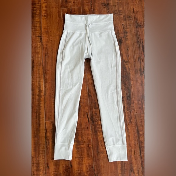 Vuori Women's Soft Gray High-Waisted Leggings - Picture 5 of 10